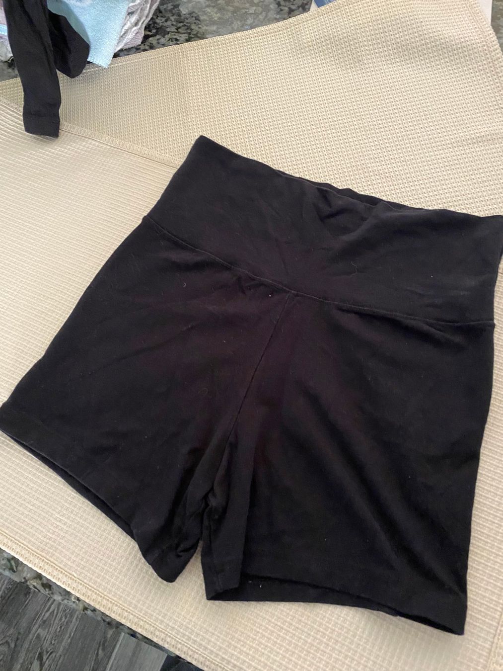 Pantaloni: Short schwarz mit breitem Bund – Usato da Allenwinden venduto da Obalu 1