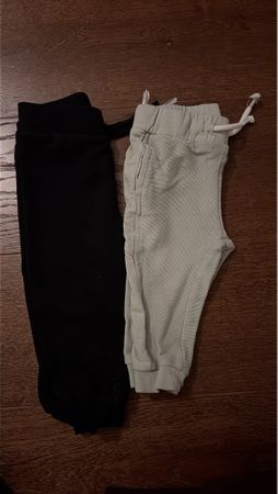 Zwei Jogginghosen schwarz und grau Grösse 80