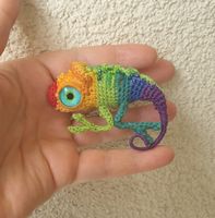 Handgefertigte Häkelbrosche Chamäleon amigurumi OOAK