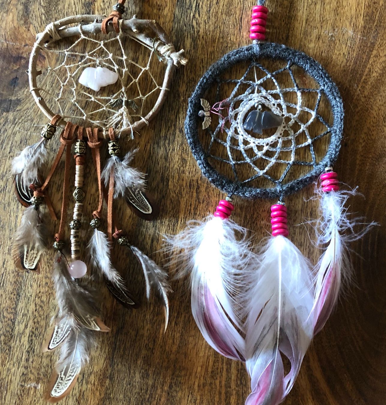 Alle Dekorationen: 2 Stk. handgemachte, kleine Traumfänger - Boho Geschenkidee – Neu und originalverpackt aus Ittenthal von Hwaggis