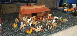 Bauernhof mit viel tieren . Teils sehr alt. holz geschnitzt