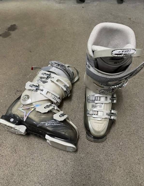 Atomic Scarpe per ragazzi: Atomic Skischuhe  Grösse 23 / 23.5 – Usato da Leibstadt venduto da Inusialia 1