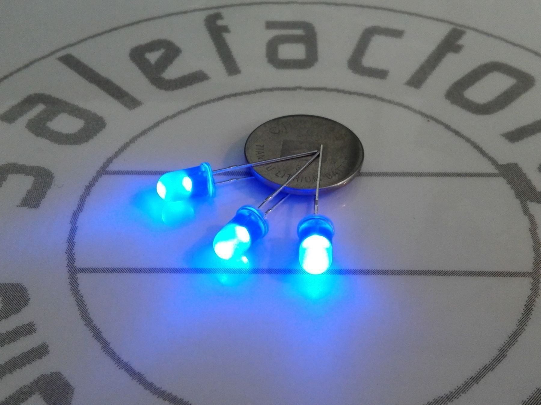 Componenti elettronici: LED blau 5mm, 50 Stück – Nuovo (secondo la descrizione) da Luzern venduto da Salefactory 1