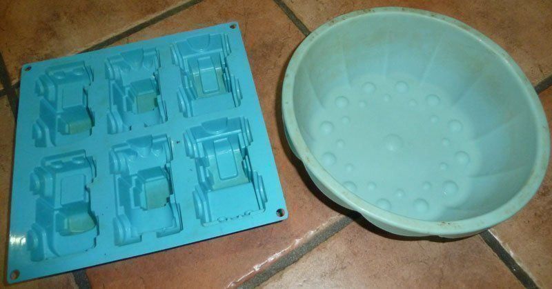 Backformen: 2 Backformen aus Silikon – Gebraucht aus Ruggell von Btt 1