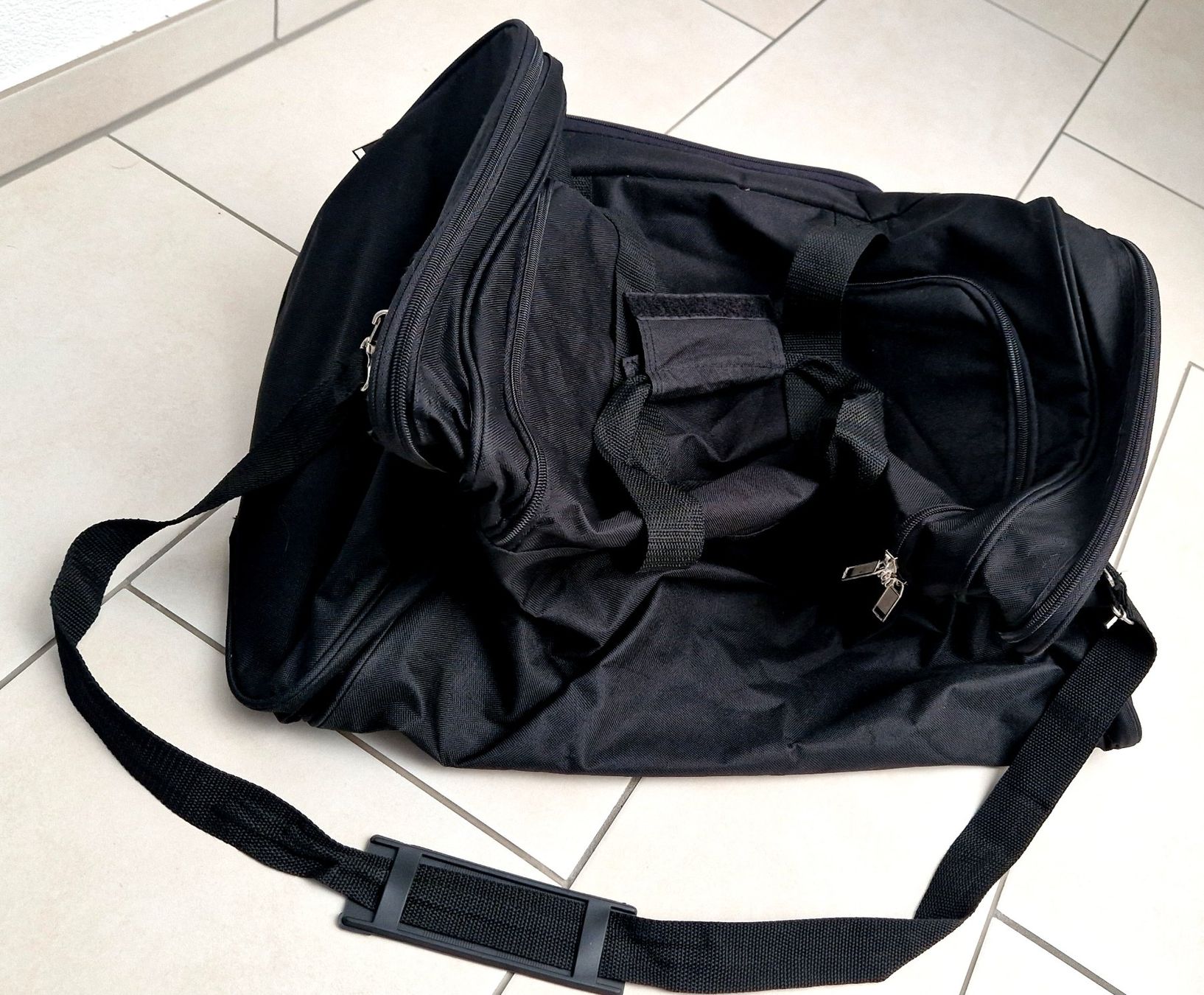 Taschen: schwarze Sporttasche – Gebraucht aus Wettingen von Lady_glam 1