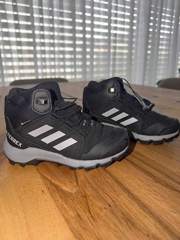 Chaussures garçon: Adidas Terrex Wanderschuh Gr.29 – D'occasion à Dulliken par Undercover