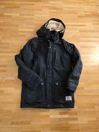 Warme Winterjacke mit Kapuze, Grösse 146, Top Zustand!