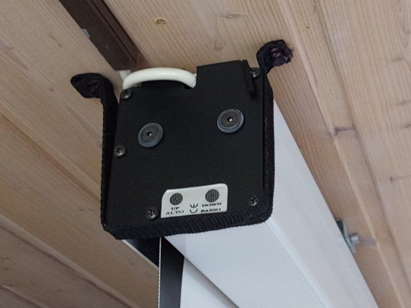 Epson Home Cinema: Heimkino Epson Beamer Motorleinwand – Usato da Basadingen venduto da Dant 6