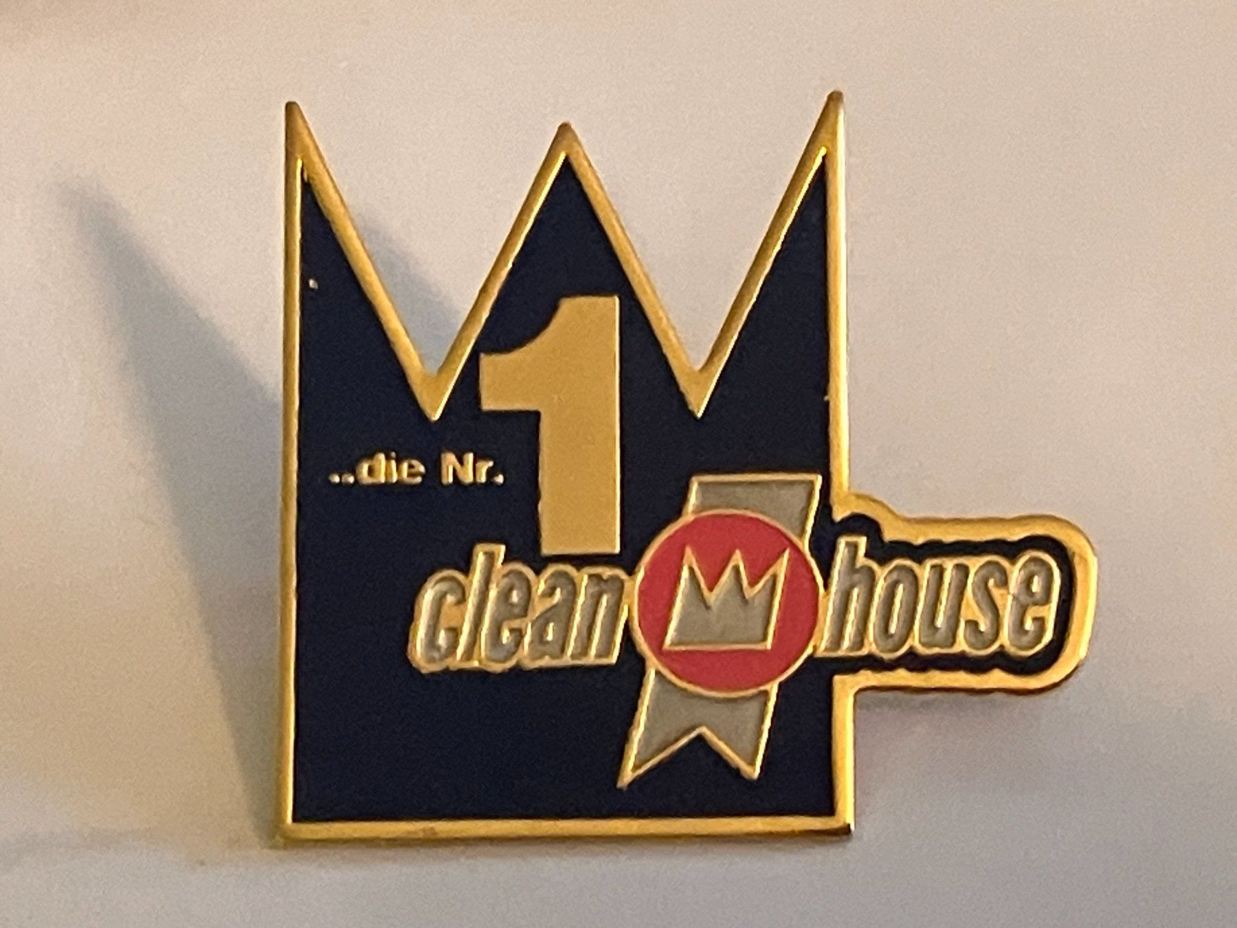 Placchette & Badge: 1 Pin Clean House – Usato da Basel venduto da djwwpp