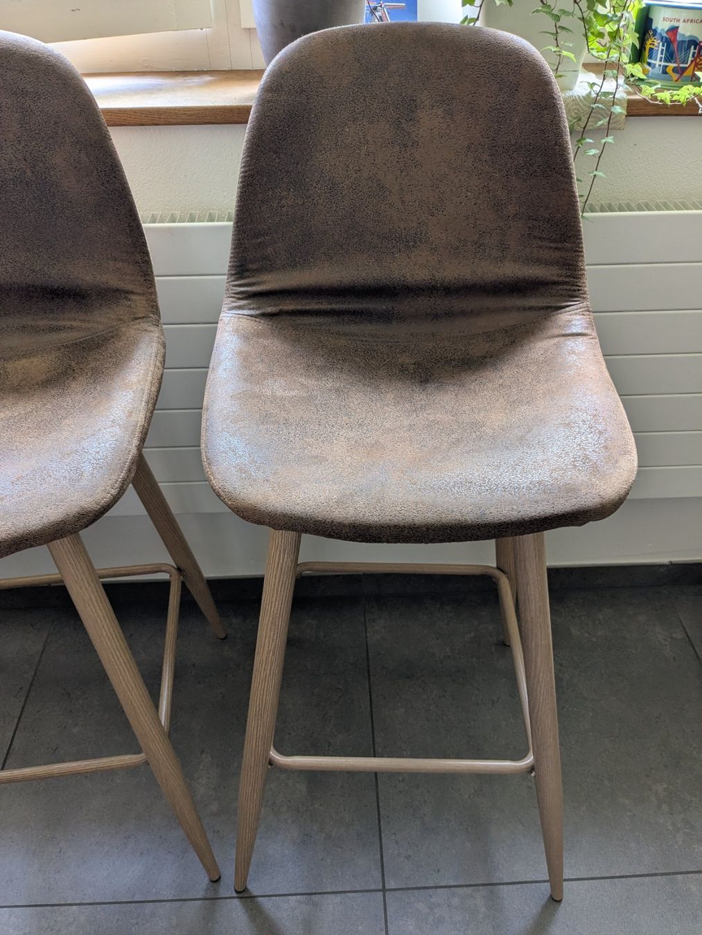 Maisons du monde Sgabelli: Set of 2 bar stools, brown microsuede – Usato da Horgen venduto da atypicalsine 3