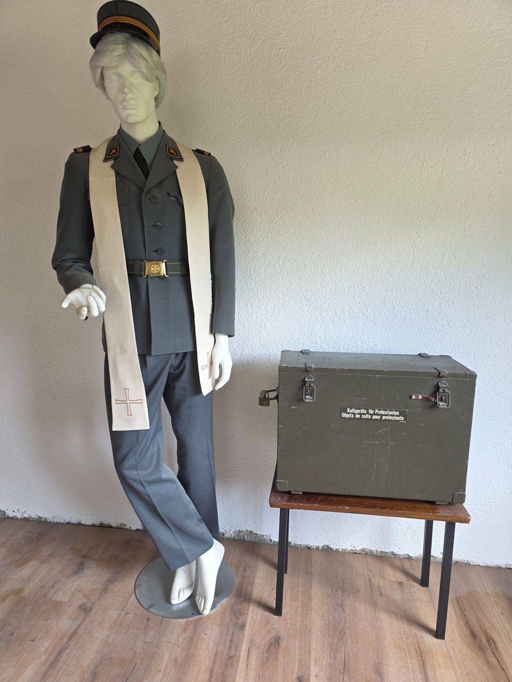 Schweizer Armee Uniformen: CH Armee Uniform Priester / Armeeseelsorger mit Feldaltar – Gebraucht aus Obermumpf von oiskypoisky