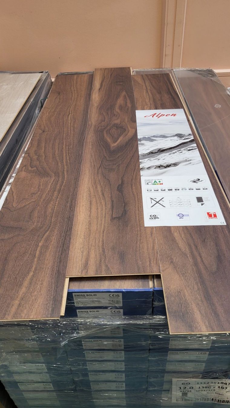 Articoli in legno: Swiss Solid Dekor Nussbaum 12 mm, Abverkauspreis Fr.12.90 m2 – Nuovo e nell'imballaggio originale da Rothrist venduto da swiss-laminat 2