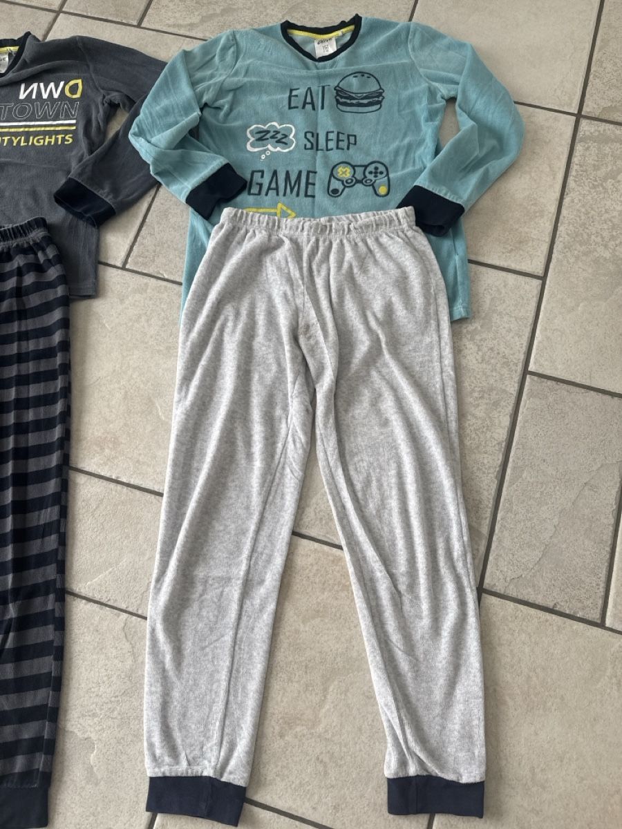 Pyjamas & Ähnliches: 2 Warmes Pyjama Gr.152 – Gebraucht aus Waltenschwil von lina-04 7