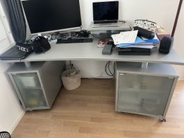 Schreibtisch mit zwei Rollcontainern grau guter Zustand