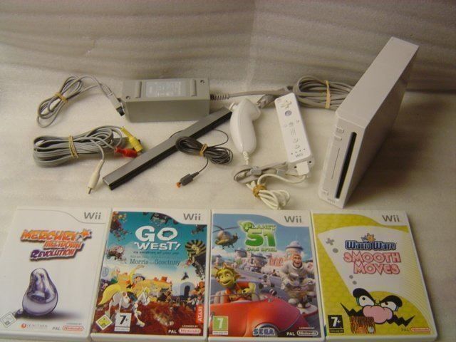 Nintendo Console: Consolle Wii Nintendo + 4 Game – Usato da Pambio Noranco venduto da Pol69