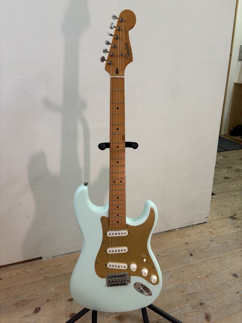 Instruments de musique: Squier 40th Anniversary Stratocaster Vintage Edition – D'occasion à Morgarten par Ssolaris