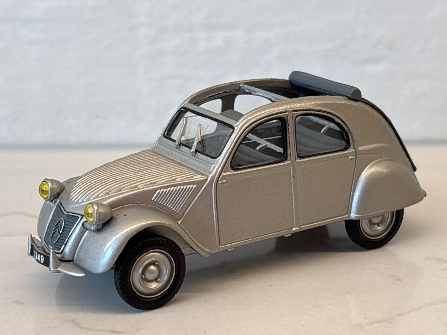 Modellini d'auto: Universal Hobbies Citroën 2cv 1949 1/43 – Usato da Gollion venduto da Hampton