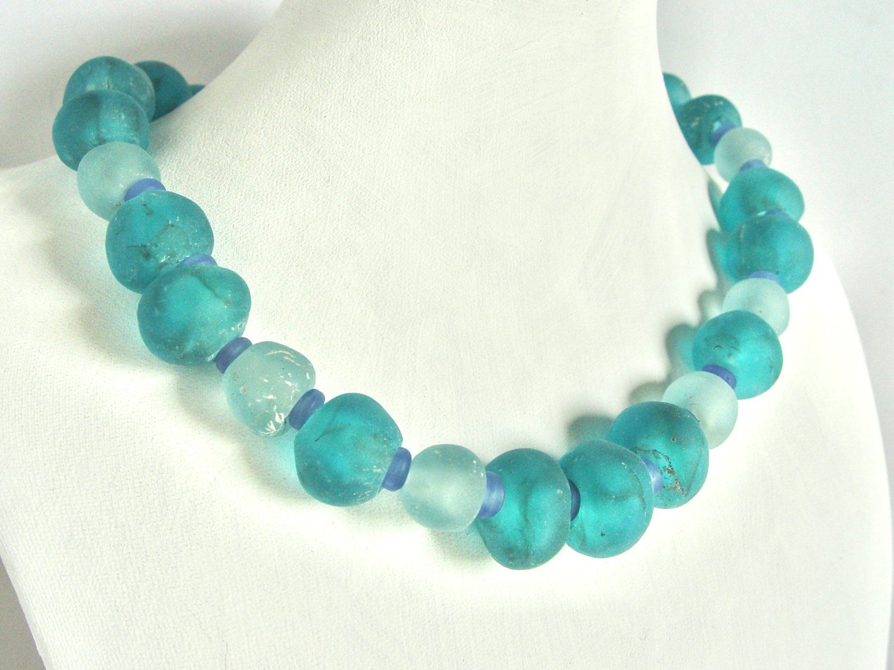 Catenine: Kette aus afrikanischem Recycling Glas – Usato da Henggart venduto da gernli