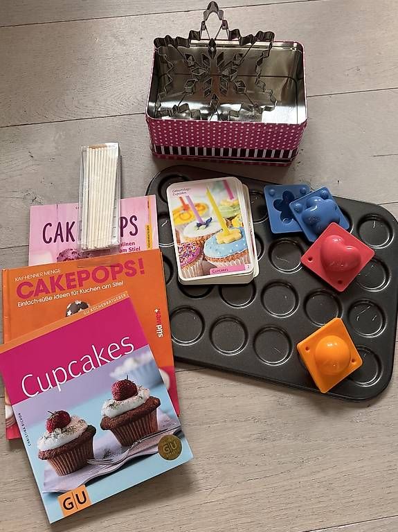 Moules à gâteaux: Cupcakes und Cakepops Backuntensilien  – D'occasion à Kilchberg ZH par sporty_alex