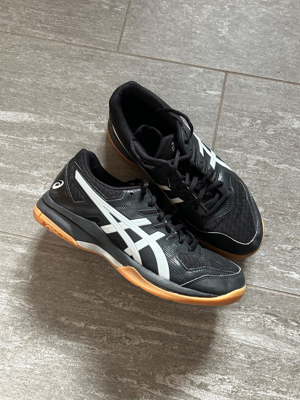 Asics Herrenschuhe: asics Hallenschuhe Gr. 38 – Gebraucht aus Oberurnen von Berghexe