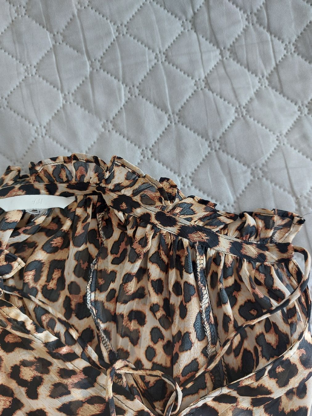 H&M Blusen: Leichte Bluse mit Leopardenmuster, Grösse M. – Gebraucht aus Thun von Alexanna 6