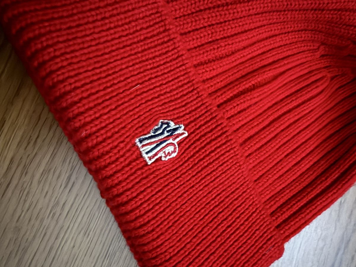 Moncler Altro in  Abbigliamento & Accessori: Moncler Red Beanie – Nuovo (secondo la descrizione) da Ebikon venduto da nat_jzh5 2
