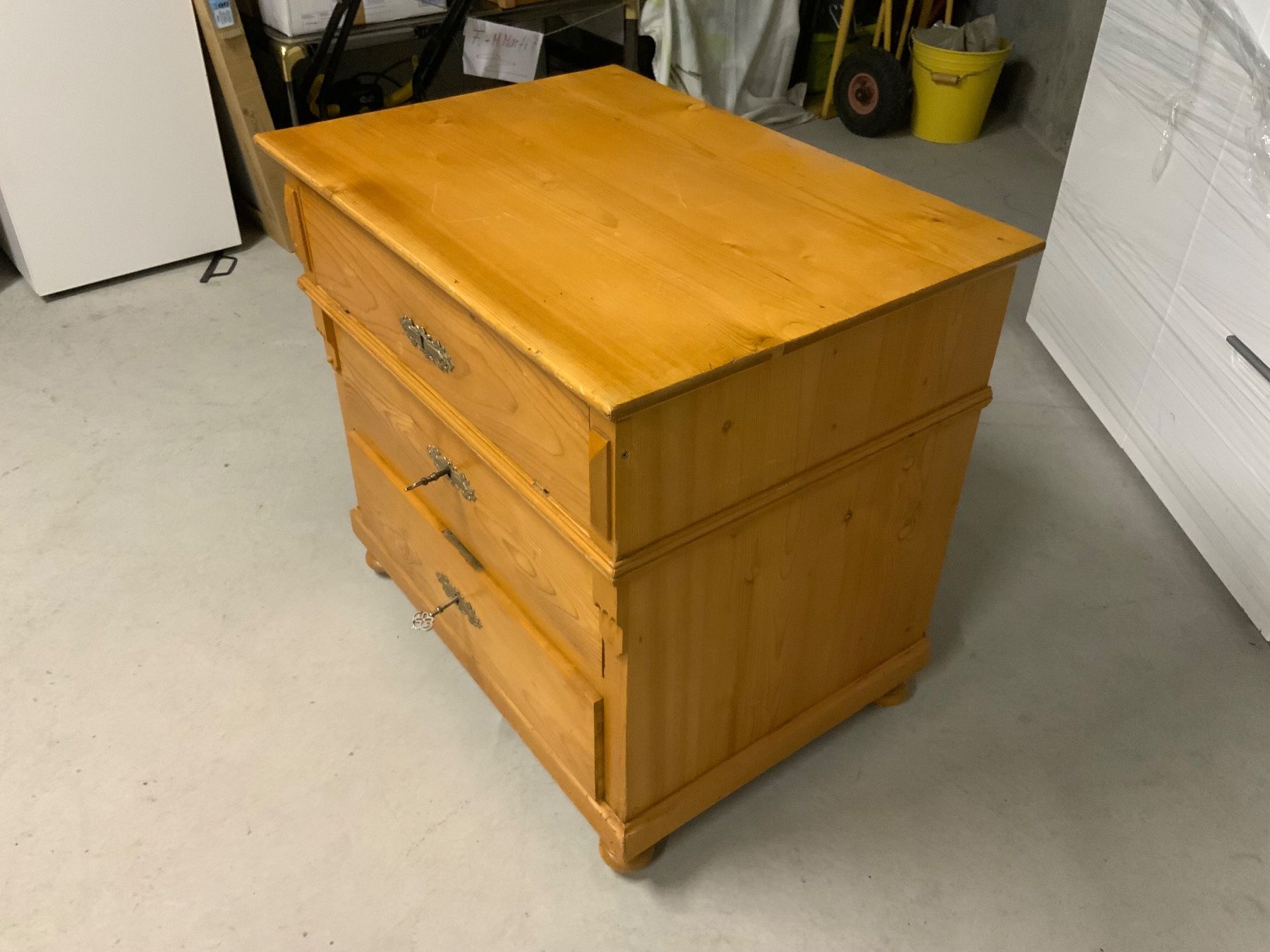 Commodes: Alte Kommode aus Holz – D'occasion à Thun par LGBgartenbahn 2