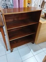 Herziges kleines Regal / Büchergestell