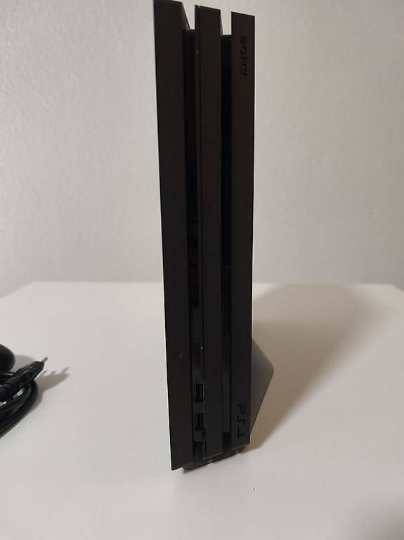 Consoles: PlayStation 4 Pro 1TB inkl. Controller und Standfuss – D'occasion à Olten par kil_7q8q 1