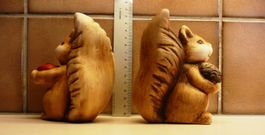 2 Eichhörnchen aus Ton (?); ca. 11 cm