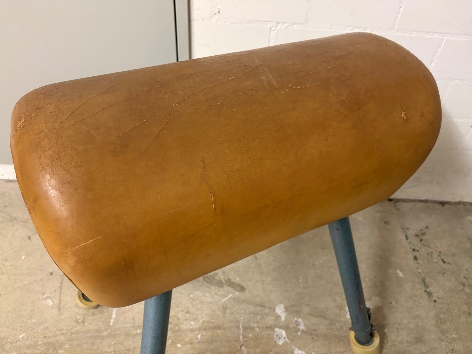 Alder+Eisenhut Hometrainer: Turngerät Sprungbock, Leder Vintage Retro – Gebraucht aus Schleinikon von riet_2026 2