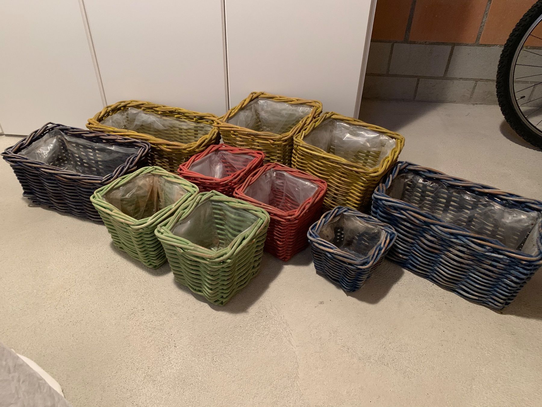 Interio Blumentöpfe: 10 bunte Blumentöpfe Übertopf Flechtkorb Körbe Set Vintag... – Gebraucht aus Burgdorf von Nifor