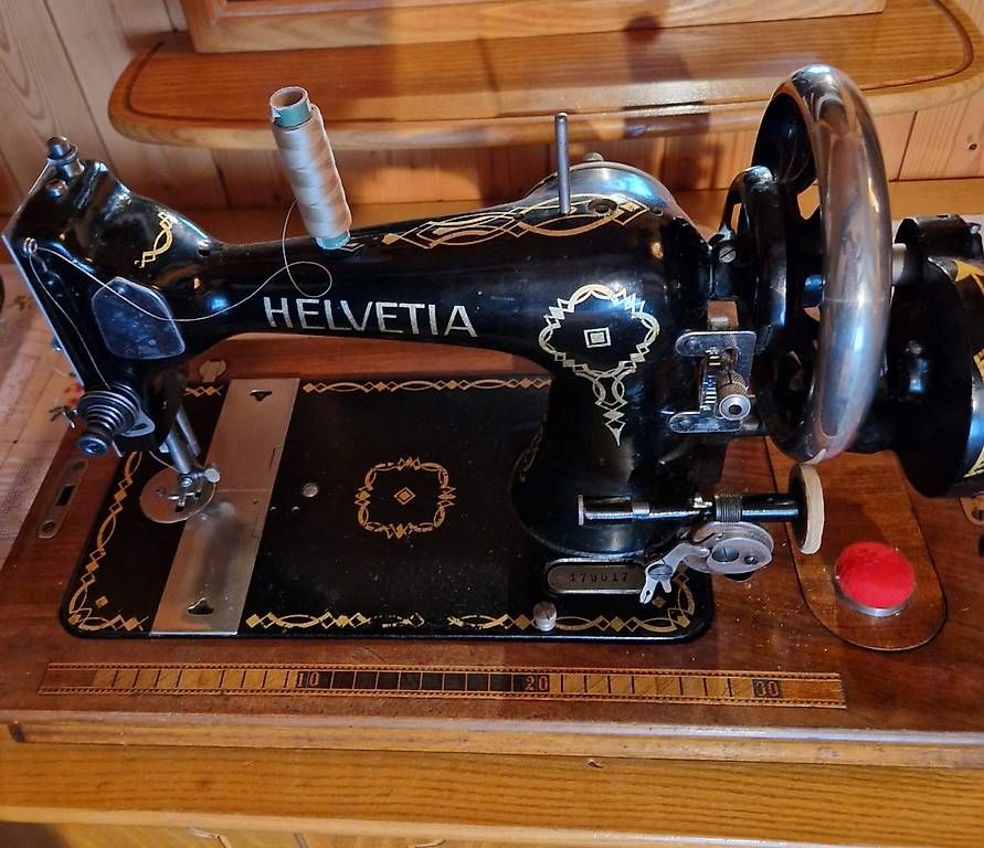 Macchine da cucire: Nähmaschine Helvetia – Usato da Zignau venduto da Murli_24 1