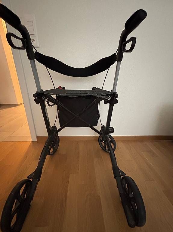 Ausili per la deambulazione: Rollator höhenverstellbar – Usato da Jona venduto da Nimbe 1