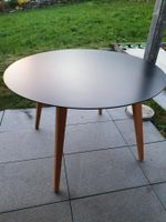 Tisch mit drei Stühlen