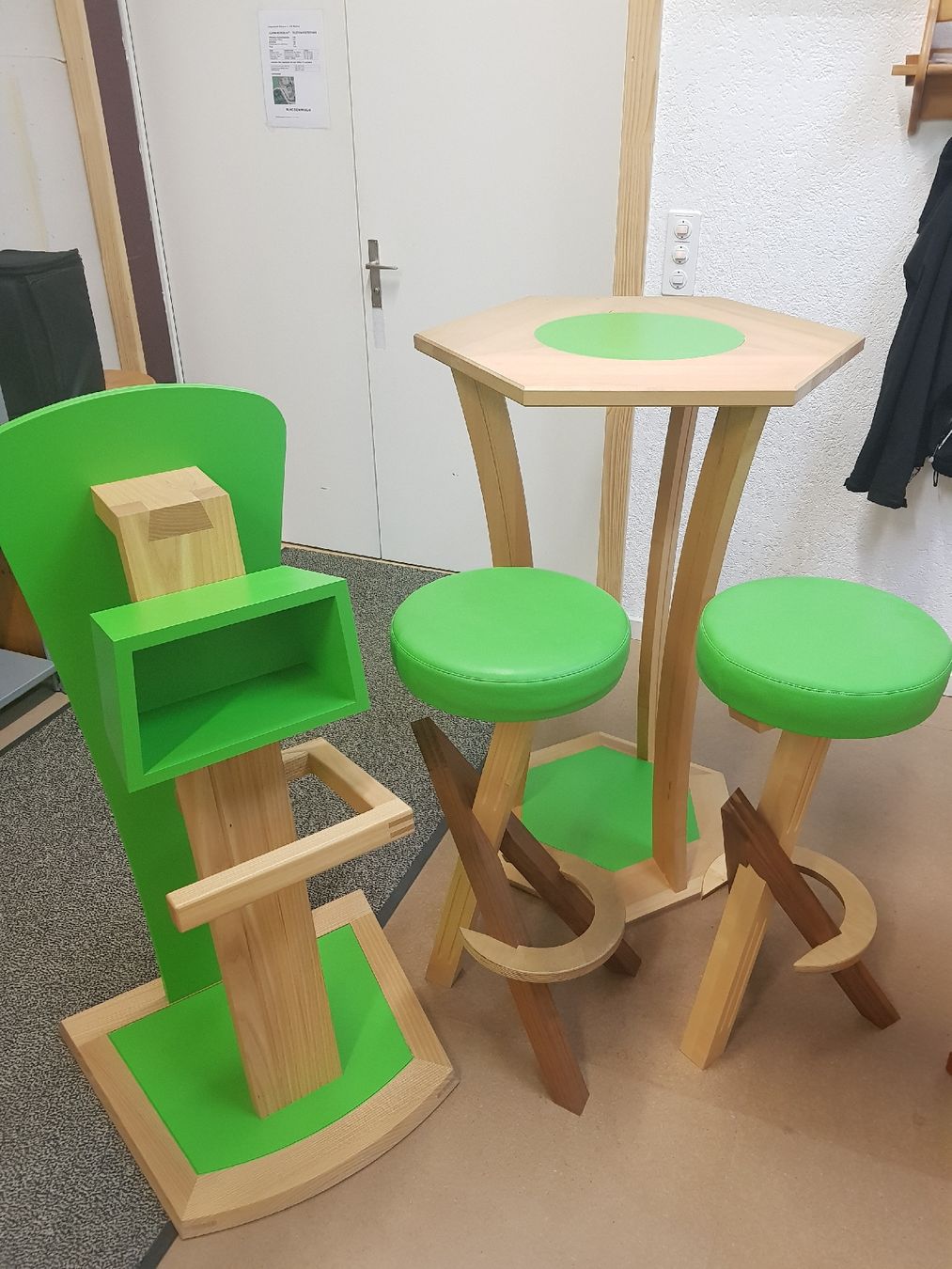 Tische: Bartisch mit Barhockern und Kleiderständer, helles Holz – Neu (gemäss Beschreibung) aus Malters von kesch92