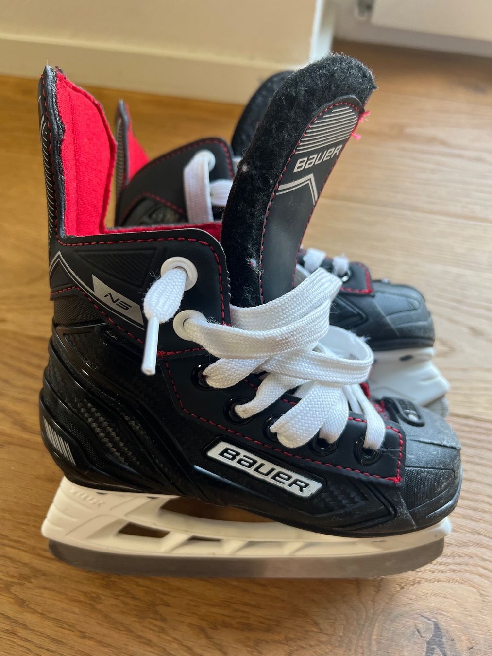 Bauer Schlittschuhe: Bauer Kinderschlittschuhe Y9 Grösse EU 27 – Gebraucht aus Grüningen von