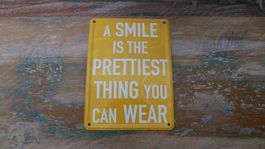 Magnet A Smile is the prettiest thing you can wear gelb