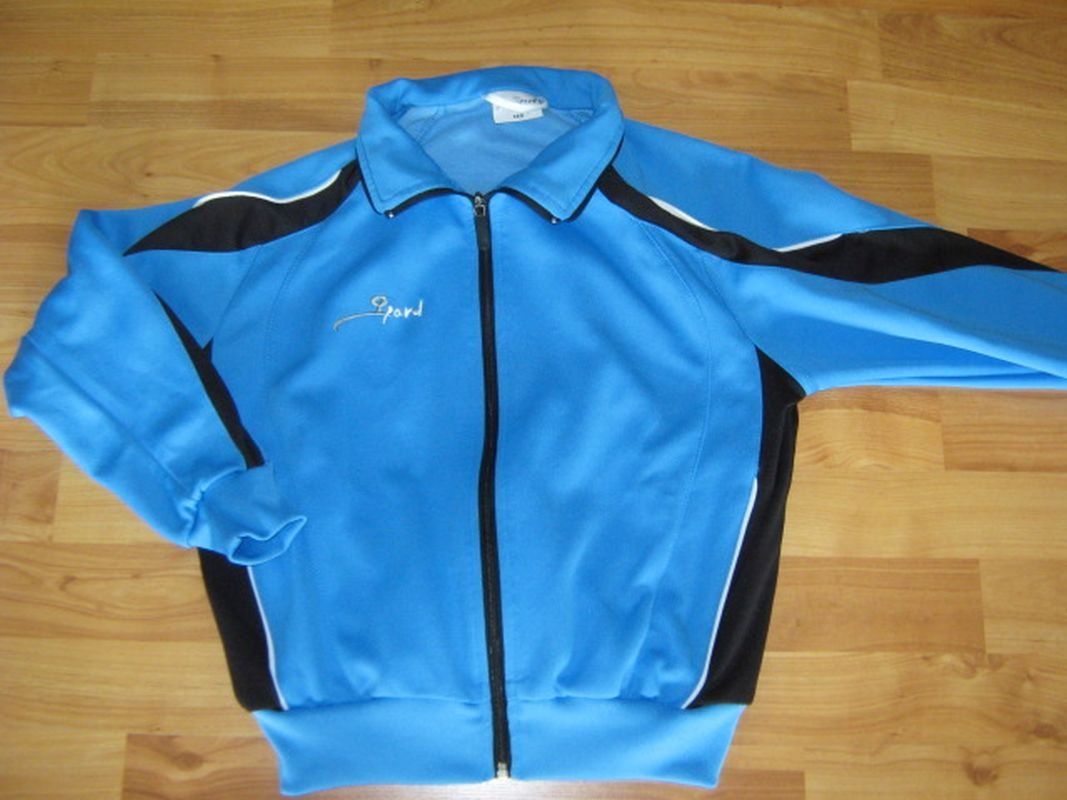 Kleiderpakete: Sport Trainer, Grösse 140 – Gebraucht aus Niederweningen von sho_mb8y 1