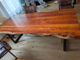 Massiver Holztisch mit U-Metallgestell  220 x 100 cm