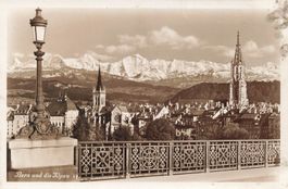 Bern (BE) – Stadtpanorama mit Alpenkette im Hintergrund