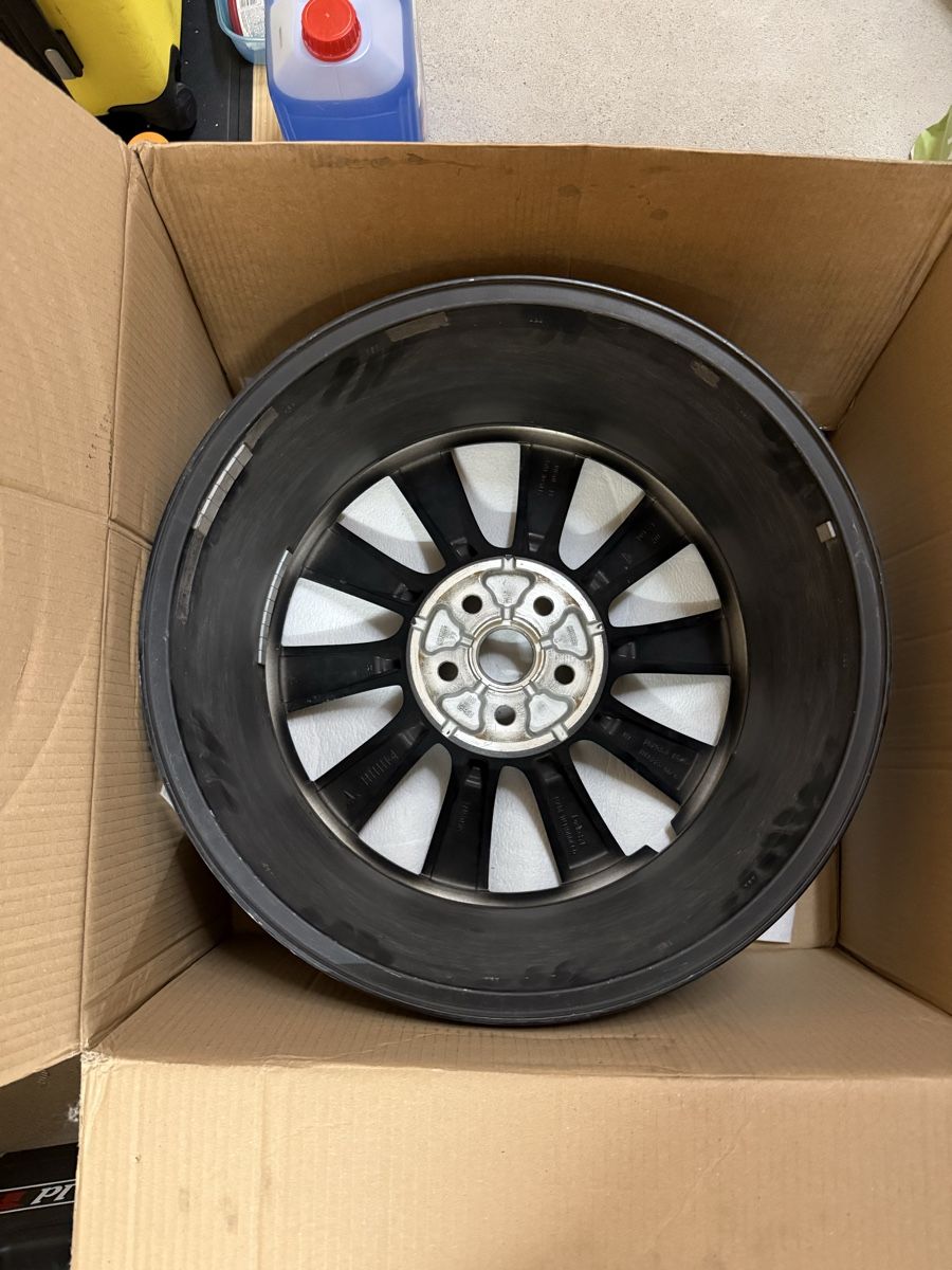 Tesla Jantes: Tesla Model Y/3 20” Originalfelge – D'occasion à Emmen par ViktorLu 1