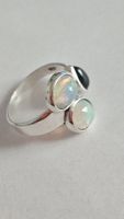 tres belle bague argent, opales blanches et noire