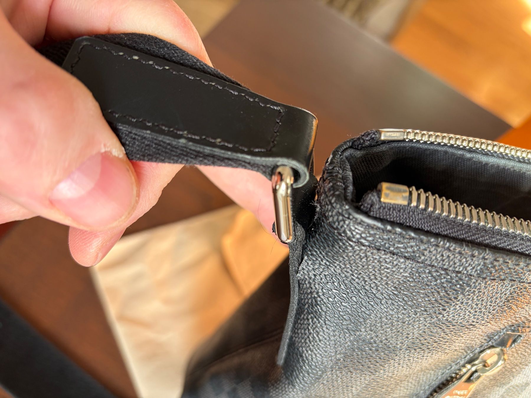 Louis Vuitton Borse: Louis Vuitton Torres Messenger Bag, Damier Graphite – Usato da Luzern venduto da WhoAmI 6
