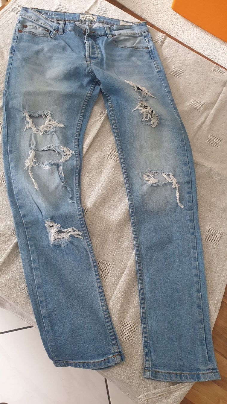 Only Jeans: Only & Sons Jeans, hellblau, destroyed Look, Gr. 30/32 – Usato da Malters venduto da burzi