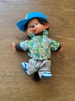 Monchhichi Figur mit blauer Kappe in gutem Zustand