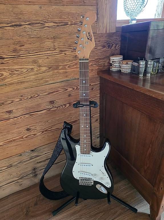 Strumenti musicali: Guitare électrique – Usato da La Croix-de-Rozon venduto da christian160459 2