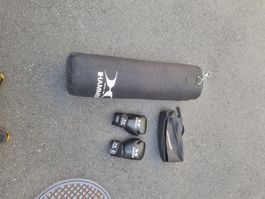Hammer Boxsack mit Boxhandschuhen