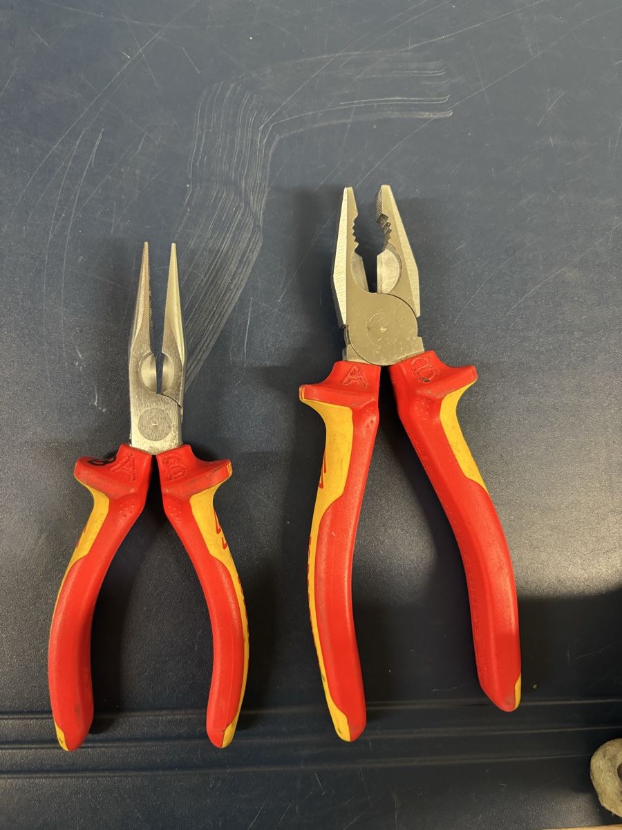 Knipex Tutti gli attrezzi: KNIPEX Kombizange & Spitzzange 1000V, – Usato da Bärau venduto da Luschwa