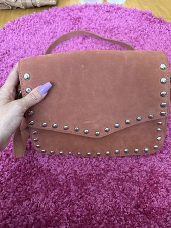 Trendige Wildledertasche von Pieces mit Nieten, Top!